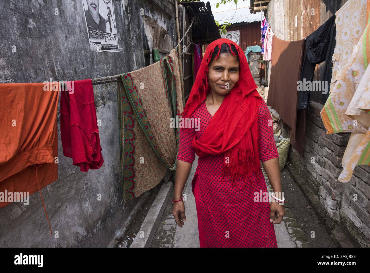 19 mars 2017 - Khulna, Khulna, Bangladesh - Bangladesh, Khulna, colonie de balayeuses Sonadanga. La plupart de ces personnes qui vivent dans ce bidonville sont des Dalits hindous, ou la caste intouchable travaillant comme balayeuses et nettoyeuses de toilettes. Il y a environ 5,5 millions de Dalits dans tout le pays, ce sont les castes les plus négligées de la société. Femme en balayage rouge. (Crédit image : © Alison Wright via ZUMA Wire) Banque D'Images