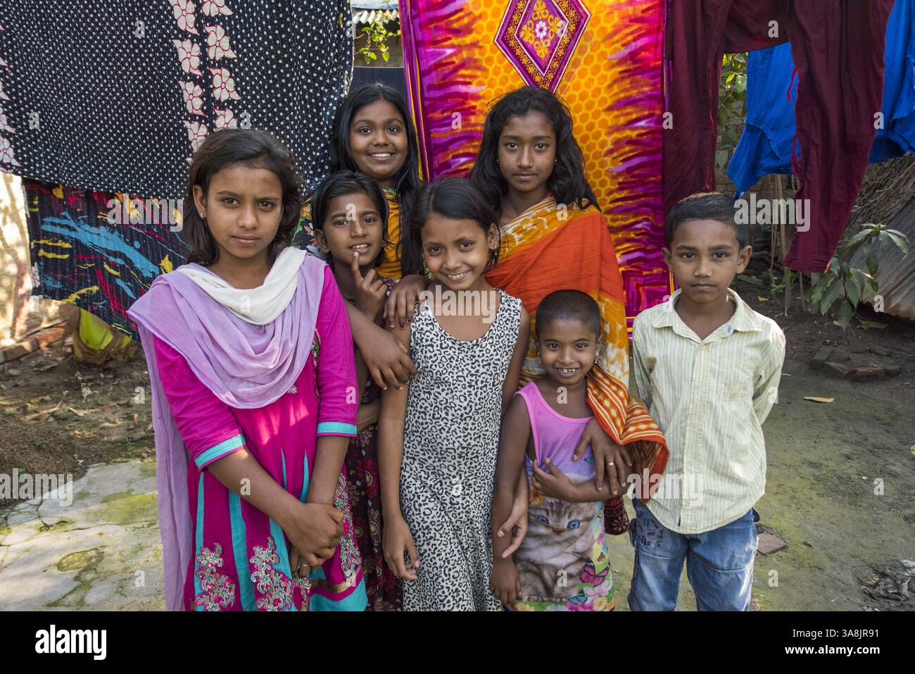 19 mars 2017 - Khulna, Khulna, Bangladesh - Bangladesh, Khulna, colonie de balayeuses Sonadanga. La plupart de ces personnes qui vivent dans ce bidonville sont des Dalits hindous, ou la caste intouchable travaillant comme balayeuses et nettoyeuses de toilettes. Il y a environ 5,5 millions de Dalits à travers le pays, ce sont les castes les plus négligées dans la société. Les filles devant les saris séchants. (Crédit image : © Alison Wright via ZUMA Wire) Banque D'Images