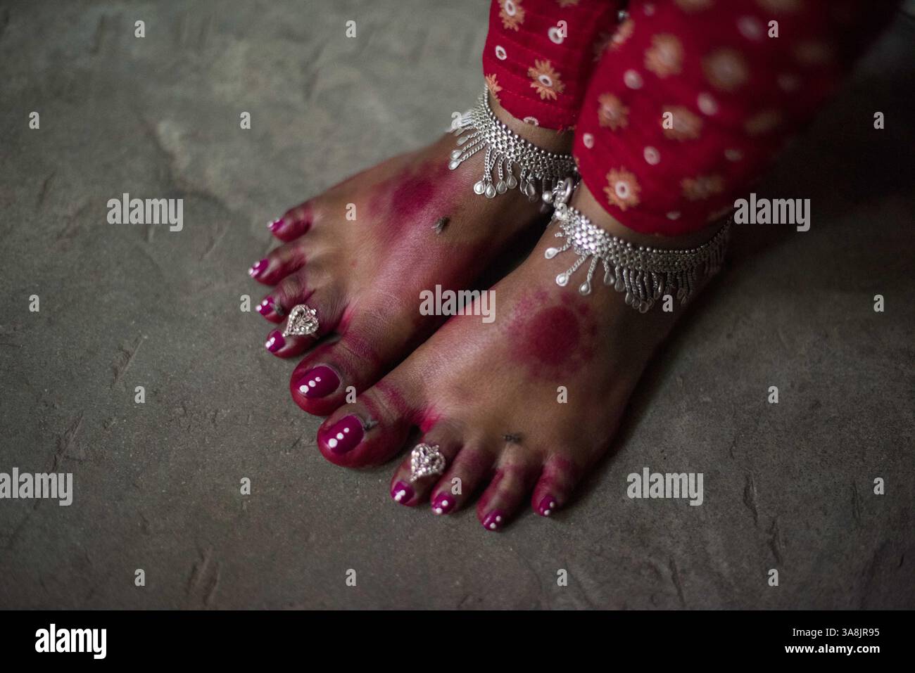 19 mars 2017 - Khulna, Khulna, Bangladesh - Bangladesh, Khulna, colonie de balayeuses Sonadanga. La plupart de ces personnes qui vivent dans ce bidonville sont des Dalits hindous, ou la caste intouchable travaillant comme balayeuses et nettoyeuses de toilettes. Il y a environ 5,5 millions de Dalits à travers le pays, ce sont les castes les plus négligées dans la société. Bianca en sari rouge, ayant puja pour son nouveau-né. (Crédit image : © Alison Wright via ZUMA Wire) Banque D'Images