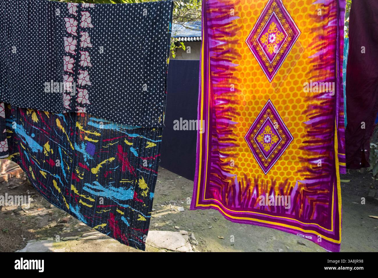 19 mars 2017 - Khulna, Khulna, Bangladesh - Bangladesh, Khulna, colonie de balayeuses Sonadanga. La plupart de ces personnes qui vivent dans ce bidonville sont des Dalits hindous, ou la caste intouchable travaillant comme balayeuses et nettoyeuses de toilettes. Il y a environ 5,5 millions de Dalits à travers le pays, ce sont les castes les plus négligées dans la société. Séchage des saris. (Crédit image : © Alison Wright via ZUMA Wire) Banque D'Images