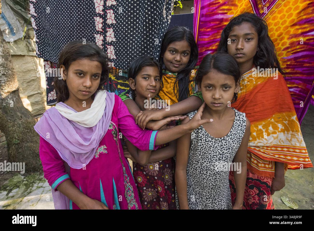 19 mars 2017 - Khulna, Khulna, Bangladesh - Bangladesh, Khulna, colonie de balayeuses Sonadanga. La plupart de ces personnes qui vivent dans ce bidonville sont des Dalits hindous, ou la caste intouchable travaillant comme balayeuses et nettoyeuses de toilettes. Il y a environ 5,5 millions de Dalits à travers le pays, ce sont les castes les plus négligées dans la société. Les filles devant les saris séchants. (Crédit image : © Alison Wright via ZUMA Wire) Banque D'Images
