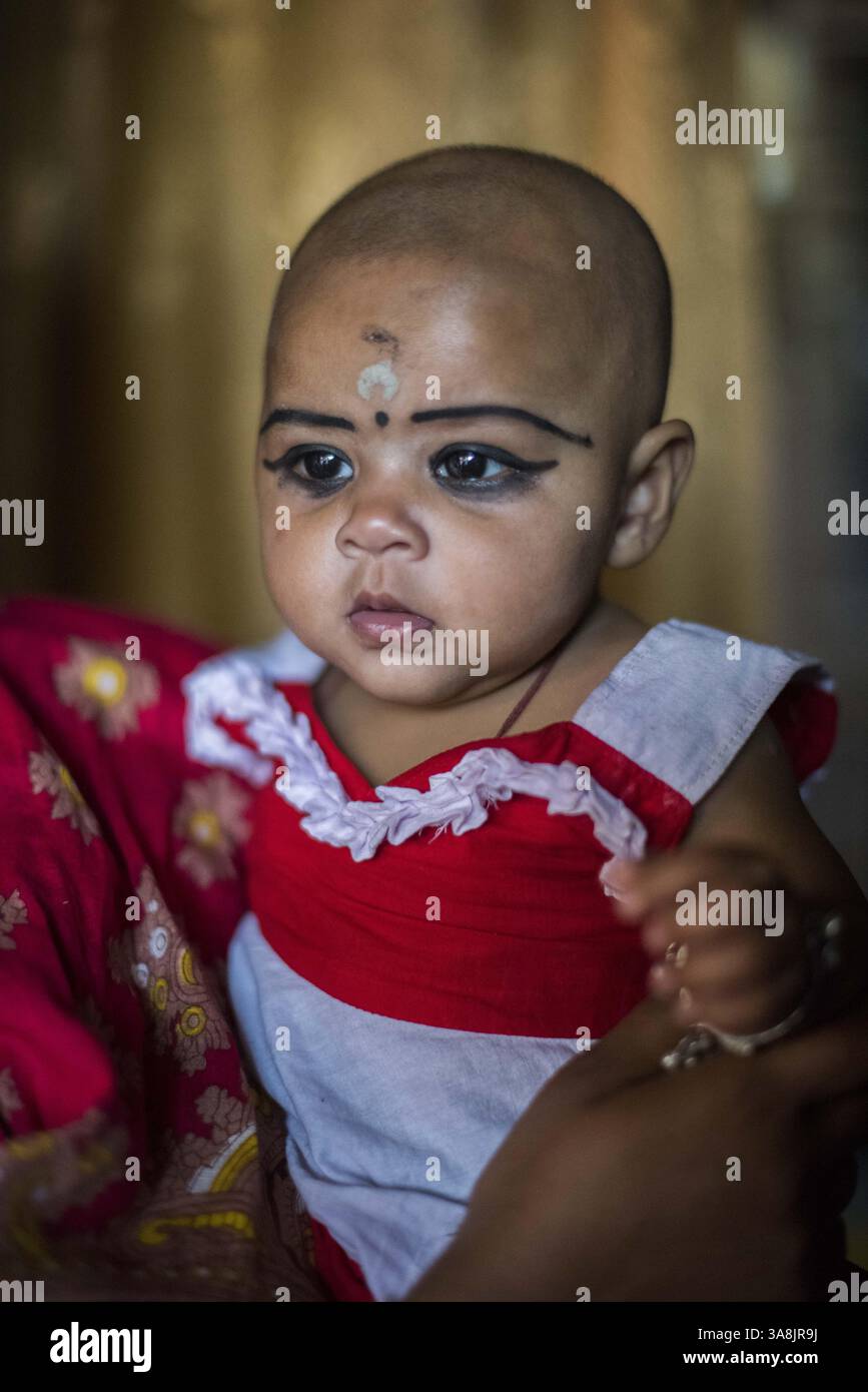 19 mars 2017 - Khulna, Khulna, Bangladesh - Bangladesh, Khulna, colonie de balayeuses Sonadanga. La plupart de ces personnes qui vivent dans ce bidonville sont des Dalits hindous, ou la caste intouchable travaillant comme balayeuses et nettoyeuses de toilettes. Il y a environ 5,5 millions de Dalits à travers le pays, ce sont les castes les plus négligées dans la société. Bianca en sari rouge, ayant puja pour son nouveau-né. (Crédit image : © Alison Wright via ZUMA Wire) Banque D'Images