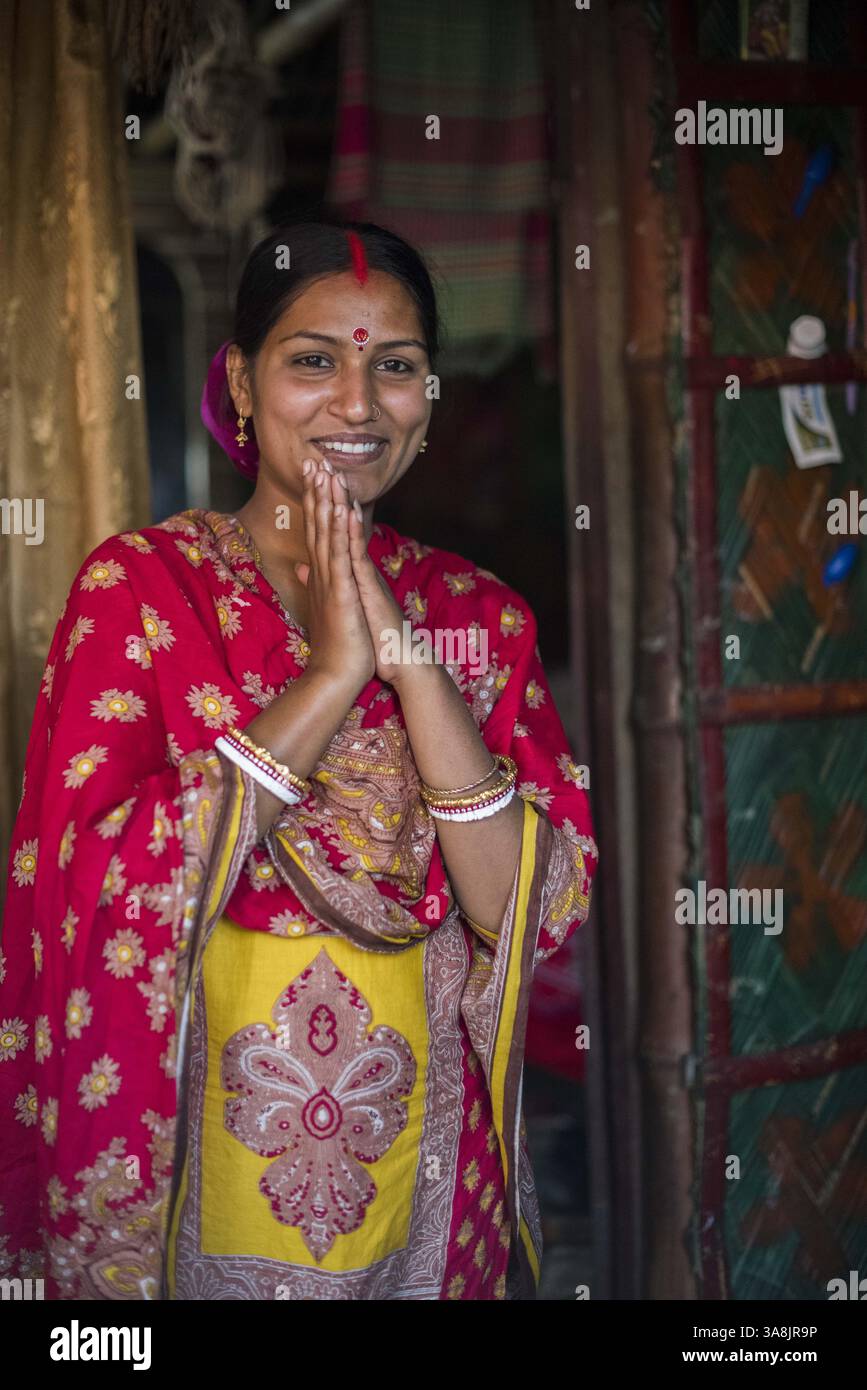 19 mars 2017 - Khulna, Khulna, Bangladesh - Bangladesh, Khulna, colonie de balayeuses Sonadanga. La plupart de ces personnes qui vivent dans ce bidonville sont des Dalits hindous, ou la caste intouchable travaillant comme balayeuses et nettoyeuses de toilettes. Il y a environ 5,5 millions de Dalits à travers le pays, ce sont les castes les plus négligées dans la société. Bianca en sari rouge, ayant puja pour son nouveau-né. (Crédit image : © Alison Wright via ZUMA Wire) Banque D'Images