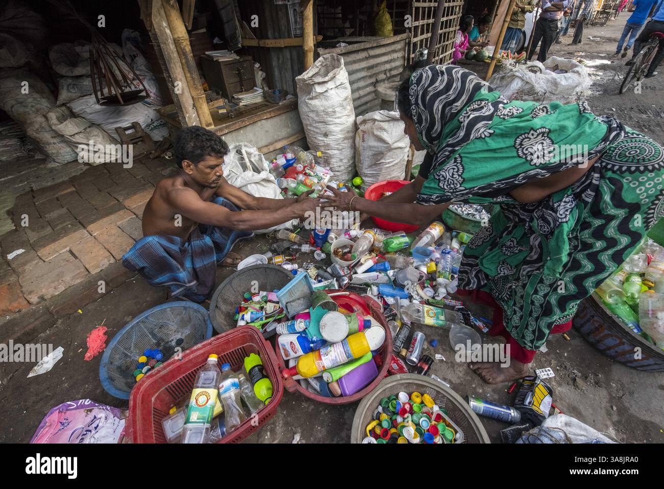 19 mars 2017 - Khulna, Khulna, Bangladesh - Bangladesh, Khulna, colonie de balayeuses Sonadanga. La plupart de ces personnes qui vivent dans ce bidonville sont des Dalits hindous, ou la caste intouchable travaillant comme balayeuses et nettoyeuses de toilettes. Il y a environ 5,5 millions de Dalits à travers le pays, ce sont les castes les plus négligées dans la société. Amirun Nesa trie les ordures et les recycle avec son mari. Autorisation du modèle. (Crédit image : © Alison Wright via ZUMA Wire) Banque D'Images