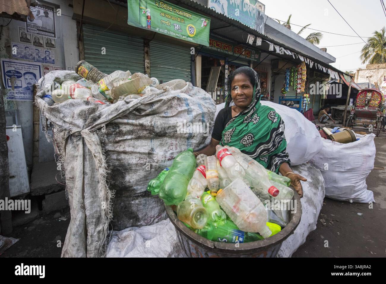 19 mars 2017 - Khulna, Khulna, Bangladesh - Bangladesh, Khulna, colonie de balayeuses Sonadanga. La plupart de ces personnes qui vivent dans ce bidonville sont des Dalits hindous, ou la caste intouchable travaillant comme balayeuses et nettoyeuses de toilettes. Il y a environ 5,5 millions de Dalits à travers le pays, ce sont les castes les plus négligées dans la société. Amirun Nesa trie les ordures et les recycle avec son mari. Autorisation du modèle. (Crédit image : © Alison Wright via ZUMA Wire) Banque D'Images