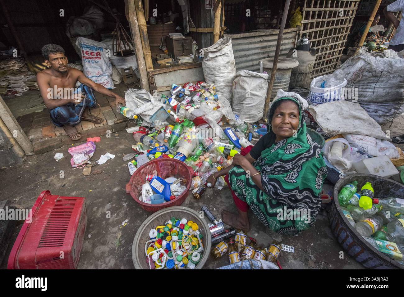 19 mars 2017 - Khulna, Khulna, Bangladesh - Bangladesh, Khulna, colonie de balayeuses Sonadanga. La plupart de ces personnes qui vivent dans ce bidonville sont des Dalits hindous, ou la caste intouchable travaillant comme balayeuses et nettoyeuses de toilettes. Il y a environ 5,5 millions de Dalits à travers le pays, ce sont les castes les plus négligées dans la société. Amirun Nesa trie les ordures et les recycle avec son mari. Autorisation du modèle. (Crédit image : © Alison Wright via ZUMA Wire) Banque D'Images