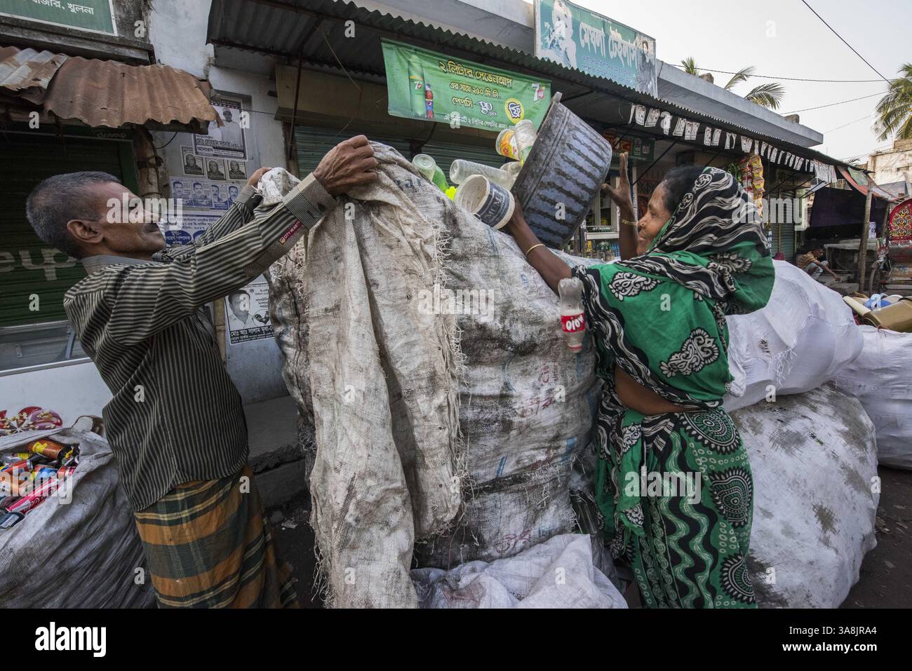 19 mars 2017 - Khulna, Khulna, Bangladesh - Bangladesh, Khulna, colonie de balayeuses Sonadanga. La plupart de ces personnes qui vivent dans ce bidonville sont des Dalits hindous, ou la caste intouchable travaillant comme balayeuses et nettoyeuses de toilettes. Il y a environ 5,5 millions de Dalits à travers le pays, ce sont les castes les plus négligées dans la société. Amirun Nesa trie les ordures et les recycle avec son mari. Autorisation du modèle. (Crédit image : © Alison Wright via ZUMA Wire) Banque D'Images
