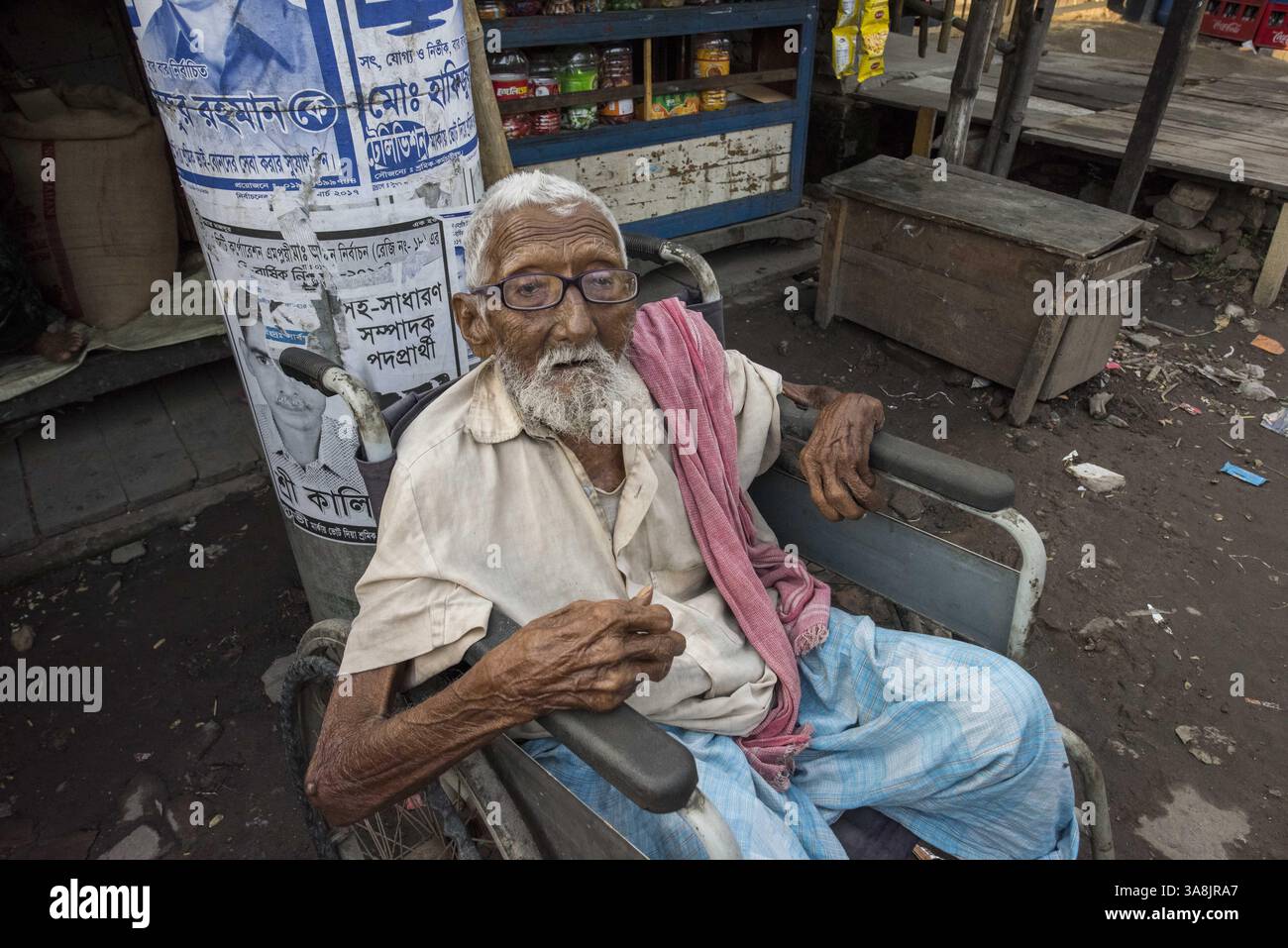 19 mars 2017 - Khulna, Khulna, Bangladesh - Bangladesh, Khulna, colonie de balayeuses Sonadanga. La plupart de ces personnes qui vivent dans ce bidonville sont des Dalits hindous, ou la caste intouchable travaillant comme balayeuses et nettoyeuses de toilettes. Il y a environ 5,5 millions de Dalits à travers le pays, ce sont les castes les plus négligées dans la société. (Crédit image : © Alison Wright via ZUMA Wire) Banque D'Images