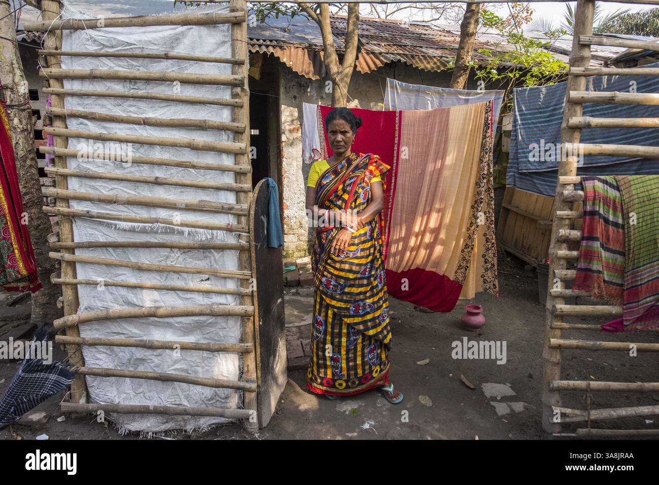 19 mars 2017 - Khulna, Khulna, Bangladesh - Bangladesh, Khulna, colonie de balayeuses Sonadanga. La plupart de ces personnes qui vivent dans ce bidonville sont des Dalits hindous, ou la caste intouchable travaillant comme balayeuses et nettoyeuses de toilettes. Il y a environ 5,5 millions de Dalits à travers le pays, ce sont les castes les plus négligées dans la société. Femme debout devant sa maison. (Crédit image : © Alison Wright via ZUMA Wire) Banque D'Images