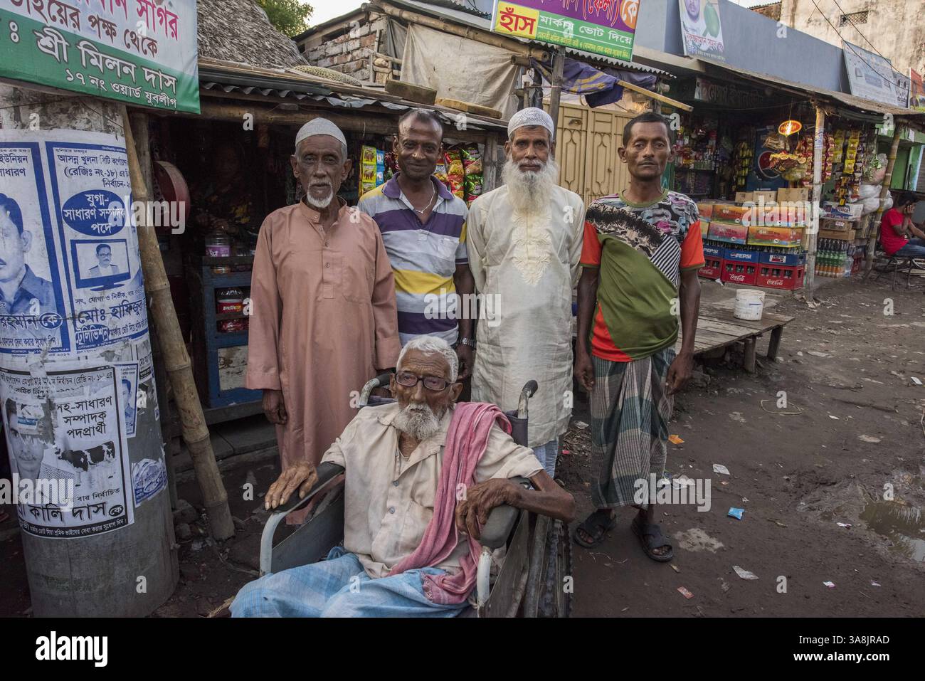 19 mars 2017 - Khulna, Khulna, Bangladesh - Bangladesh, Khulna, colonie de balayeuses Sonadanga. La plupart de ces personnes qui vivent dans ce bidonville sont des Dalits hindous, ou la caste intouchable travaillant comme balayeuses et nettoyeuses de toilettes. Il y a environ 5,5 millions de Dalits à travers le pays, ce sont les castes les plus négligées dans la société. (Crédit image : © Alison Wright via ZUMA Wire) Banque D'Images