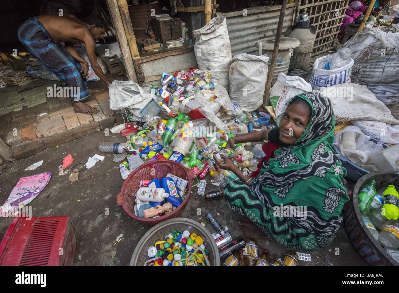 19 mars 2017 - Khulna, Khulna, Bangladesh - Bangladesh, Khulna, colonie de balayeuses Sonadanga. La plupart de ces personnes qui vivent dans ce bidonville sont des Dalits hindous, ou la caste intouchable travaillant comme balayeuses et nettoyeuses de toilettes. Il y a environ 5,5 millions de Dalits à travers le pays, ce sont les castes les plus négligées dans la société. Amirun Nesa trie les ordures et les recycle avec son mari. Autorisation du modèle. (Crédit image : © Alison Wright via ZUMA Wire) Banque D'Images