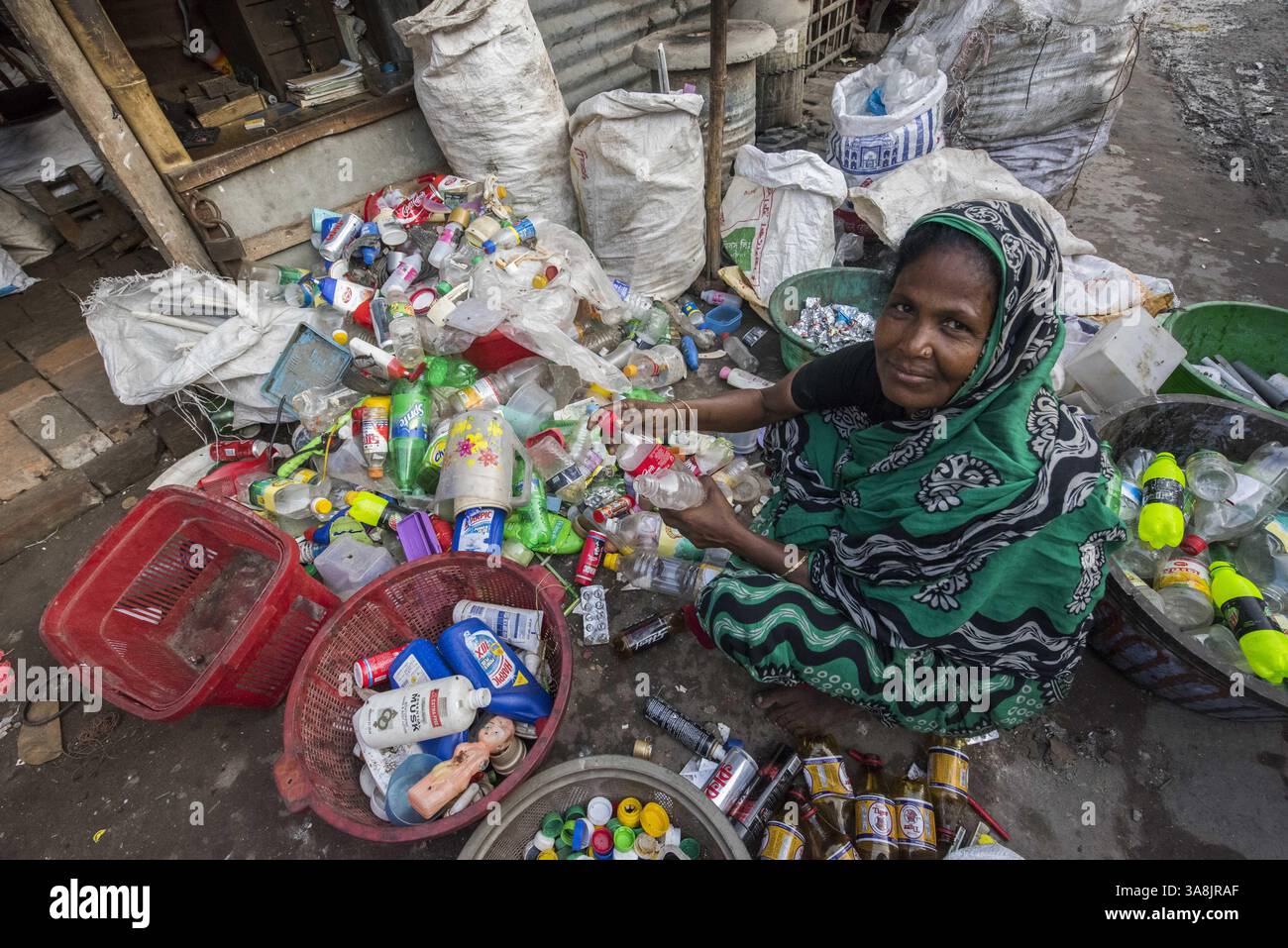 19 mars 2017 - Khulna, Khulna, Bangladesh - Bangladesh, Khulna, colonie de balayeuses Sonadanga. La plupart de ces personnes qui vivent dans ce bidonville sont des Dalits hindous, ou la caste intouchable travaillant comme balayeuses et nettoyeuses de toilettes. Il y a environ 5,5 millions de Dalits à travers le pays, ce sont les castes les plus négligées dans la société. Amirun Nesa trie les ordures et les recycle avec son mari. Autorisation du modèle. (Crédit image : © Alison Wright via ZUMA Wire) Banque D'Images