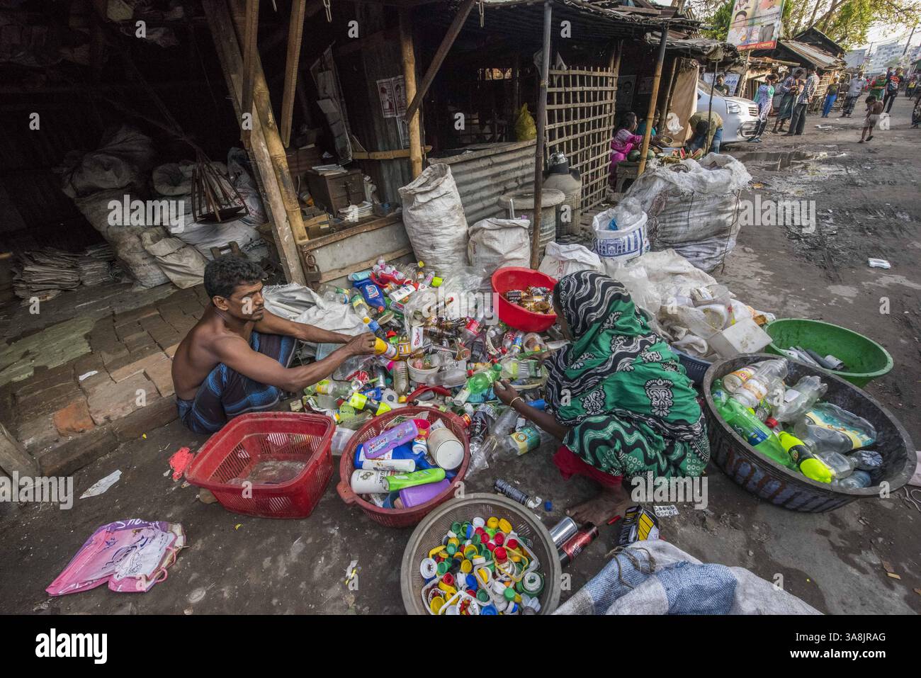 19 mars 2017 - Khulna, Khulna, Bangladesh - Bangladesh, Khulna, colonie de balayeuses Sonadanga. La plupart de ces personnes qui vivent dans ce bidonville sont des Dalits hindous, ou la caste intouchable travaillant comme balayeuses et nettoyeuses de toilettes. Il y a environ 5,5 millions de Dalits à travers le pays, ce sont les castes les plus négligées dans la société. Amirun Nesa trie les ordures et les recycle avec son mari. Autorisation du modèle. (Crédit image : © Alison Wright via ZUMA Wire) Banque D'Images