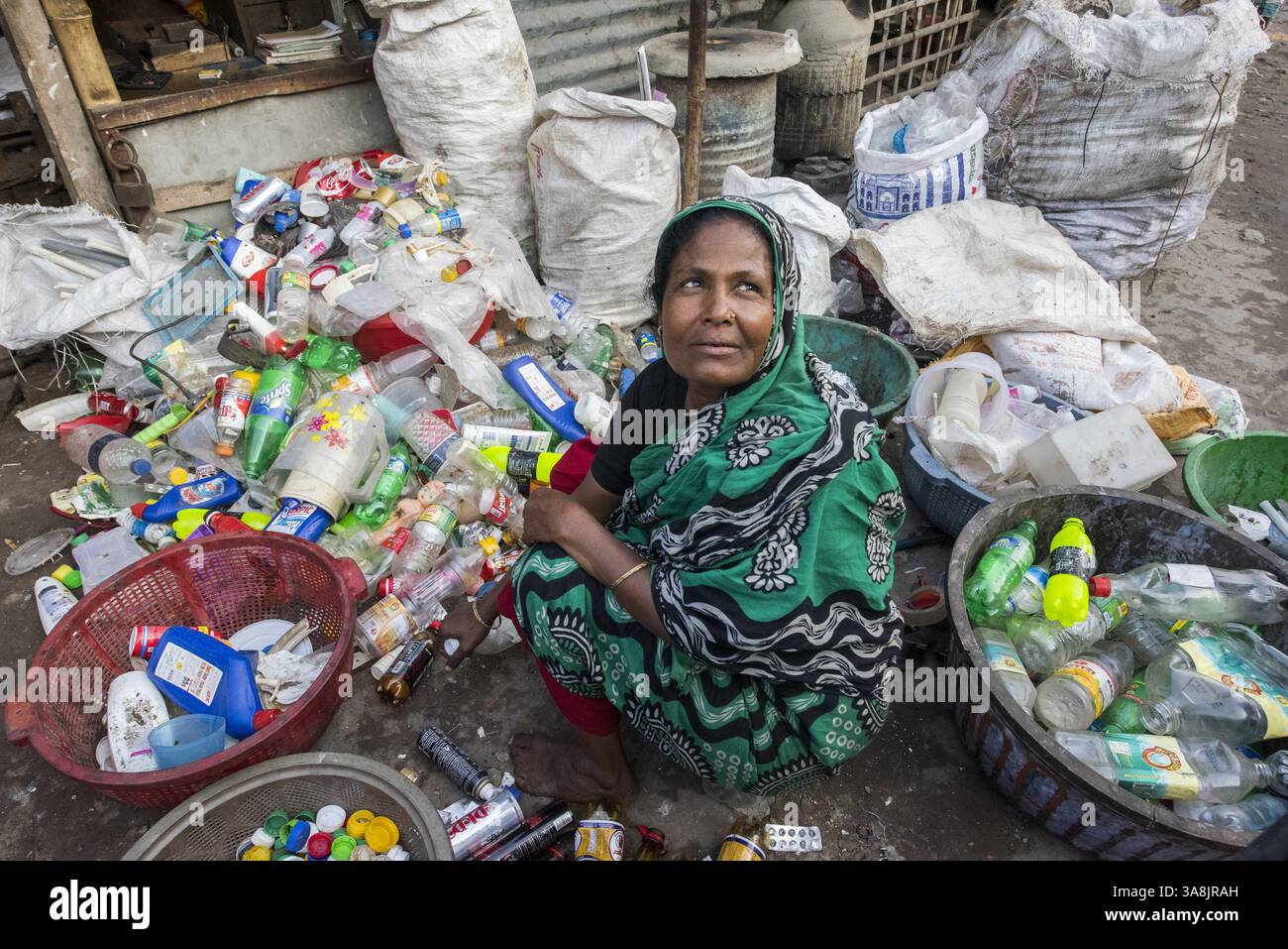 19 mars 2017 - Khulna, Khulna, Bangladesh - Bangladesh, Khulna, colonie de balayeuses Sonadanga. La plupart de ces personnes qui vivent dans ce bidonville sont des Dalits hindous, ou la caste intouchable travaillant comme balayeuses et nettoyeuses de toilettes. Il y a environ 5,5 millions de Dalits à travers le pays, ce sont les castes les plus négligées dans la société. Amirun Nesa trie les ordures et les recycle avec son mari. Autorisation du modèle. (Crédit image : © Alison Wright via ZUMA Wire) Banque D'Images
