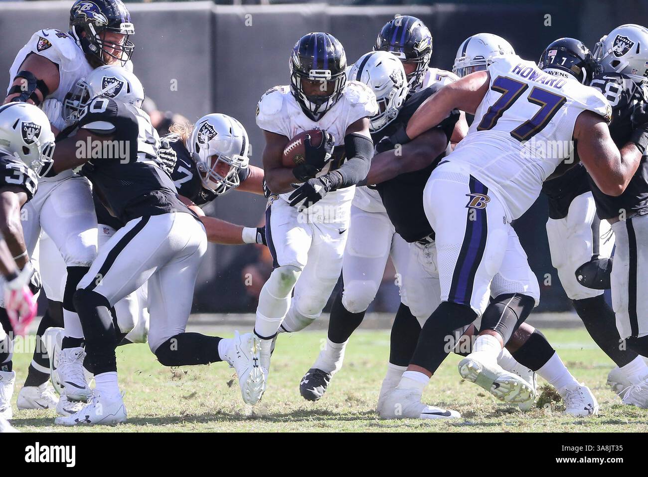 8 octobre 2017 : Baltimore Ravens Running Back Javorius Allen (37) trouve un petit trou alors qu'il atteint l'écart pour gagner dans le match entre les Baltimore Ravens et Oakland Raiders, Oakland Coliseum, Oakland, CA. Peter Joneleit / Cal Sport Media(crédit image : &copy ; Peter Joneleit / CSM via ZUMA Wire) Banque D'Images