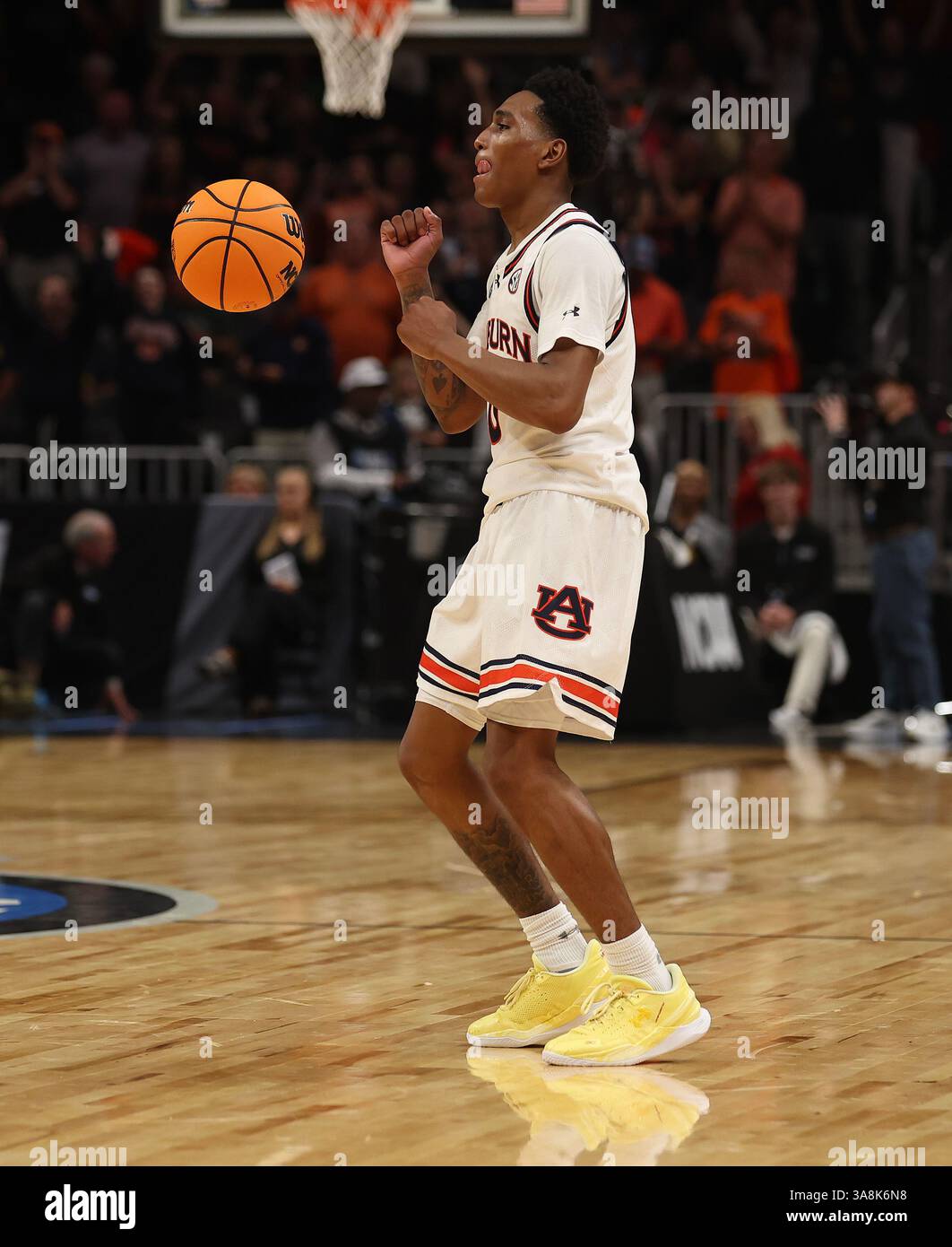 Atlanta, États-Unis. 28 mars 2025. Tahaad Pettiford (0), le garde d'Auburn, danse à la fin du match contre le Michigan lors de la manche Sweet Sixteen du tournoi de basket-ball masculin de la NCAA au State Farm Arena à Atlanta, en Géorgie, le vendredi 28 mars 2025. Photo de Mike Zarrilli/UPI. Crédit : UPI/Alamy Live News Banque D'Images