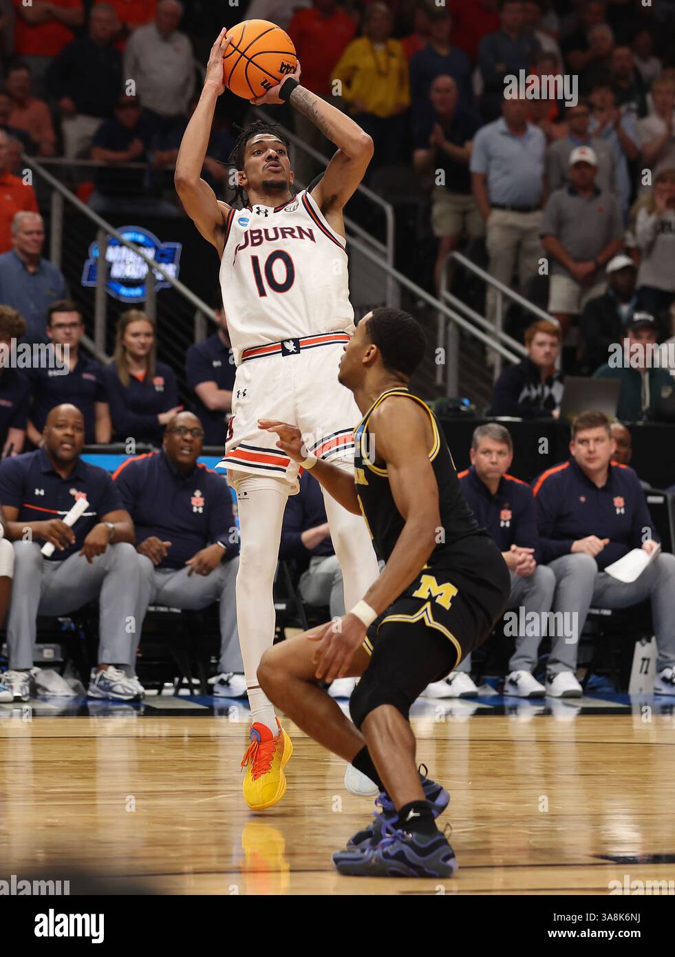 Atlanta, États-Unis. 28 mars 2025. L'attaquant d'Auburn Chad Baker-Mazara (10 ans) tire dans la seconde moitié du match contre le Michigan lors de la manche Sweet Sixteen du tournoi de basket-ball masculin de la NCAA au State Farm Arena à Atlanta, en Géorgie, le vendredi 28 mars 2025. Photo de Mike Zarrilli/UPI. Crédit : UPI/Alamy Live News Banque D'Images