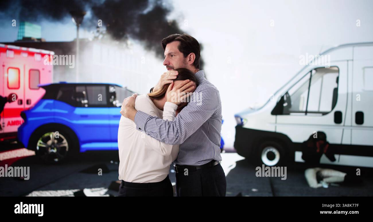 Douleur cervicale après accident de voiture : femme avec bosselage auto. Suggestions professionnelles : avocat, chiropraticien, expert en sinistres, infirmière, agent de police. Banque D'Images