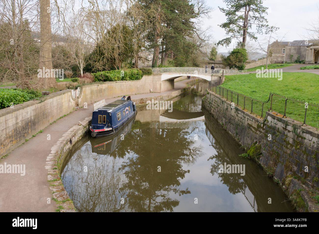Bateau étroit sur un canal à Bath, Royaume-Uni Banque D'Images