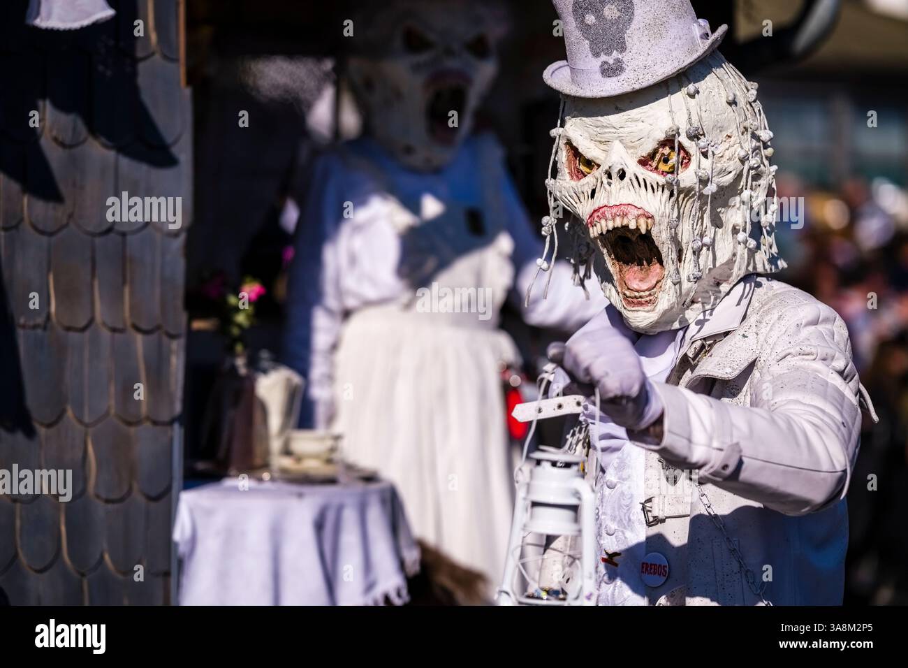 Les masqués célèbrent le carnaval typique de Lucerne dans les rues de la ville lors du défilé de la guilde Wey sur Güdismonday. Banque D'Images