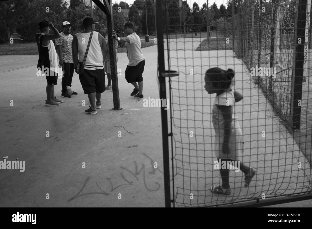 15 juillet 2017 - Milan, Lombardie, Italie - les rois latins se sont réunis après une activité de collecte de fonds organisée par le gang tandis que la fille de l'un des rois latins passait. (Crédit image : © Nicolas Enriquez via ZUMA Wire) Banque D'Images