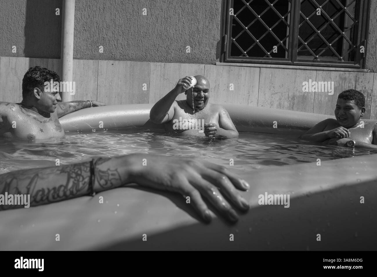 23 juillet 2017 - Rome, Rome, Italie - les rois latins profitent d'une petite piscine en plastique pendant une chaude journée d'été à Rome-Italie. (Crédit image : © Nicolas Enriquez via ZUMA Wire) Banque D'Images