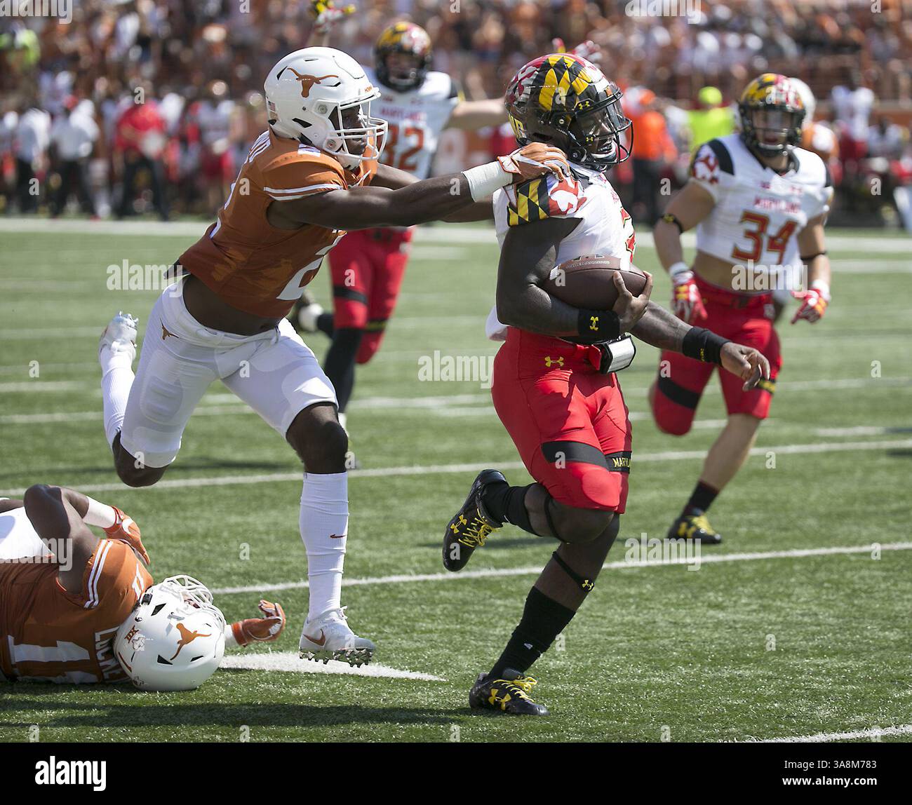 2 septembre 2017 - Austin, TX, USA - le quarterback du Maryland Tyrrell Pigrome échappe à Kris Boyd du Texas pour un touchdown lors du deuxième quart-temps au Darrell K. Royal Memorial Stadium à Austin, Texas, le samedi 2 septembre 2017. Maryland a gagné, 51-41. (Crédit image : © Ralph Barrera/TNS via ZUMA Wire) Banque D'Images