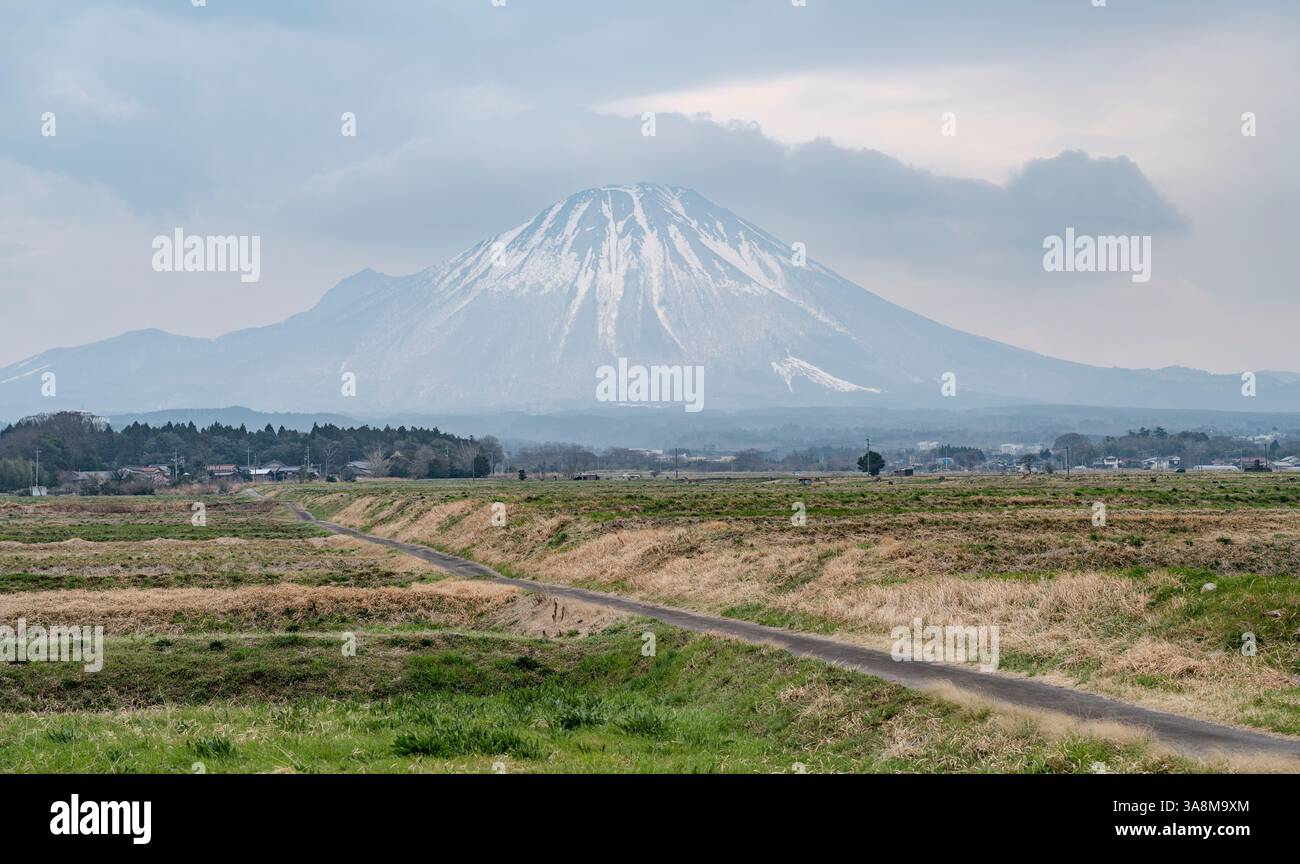 Daisen, un volcan dormant à Tottori, au Japon, vu un jour avec la pollution atmosphérique par la poussière et le sable soufflés de Chine. Banque D'Images