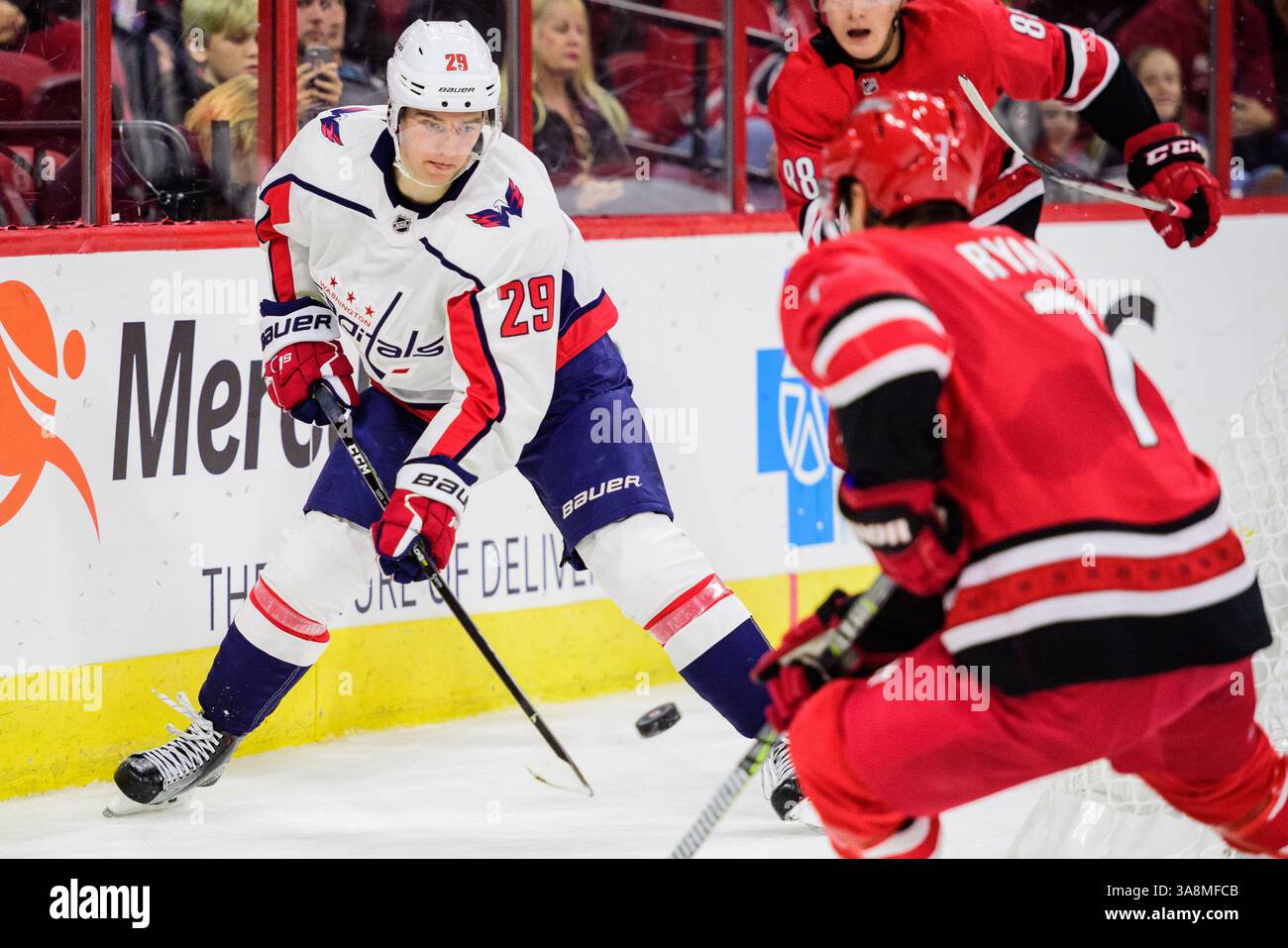 Le défenseur des Capitals de Washington Christian Djoos (29) lors du match de pré-saison de la LNH opposant les Capitals de Washington aux Hurricanes de Caroline le vendredi 29 septembre 2017 au PNC Arena, à Raleigh, Caroline du Nord. Jacob Kupferman/CSM(image de crédit : © ; Jacob Kupferman/CSM via ZUMA Wire) Banque D'Images