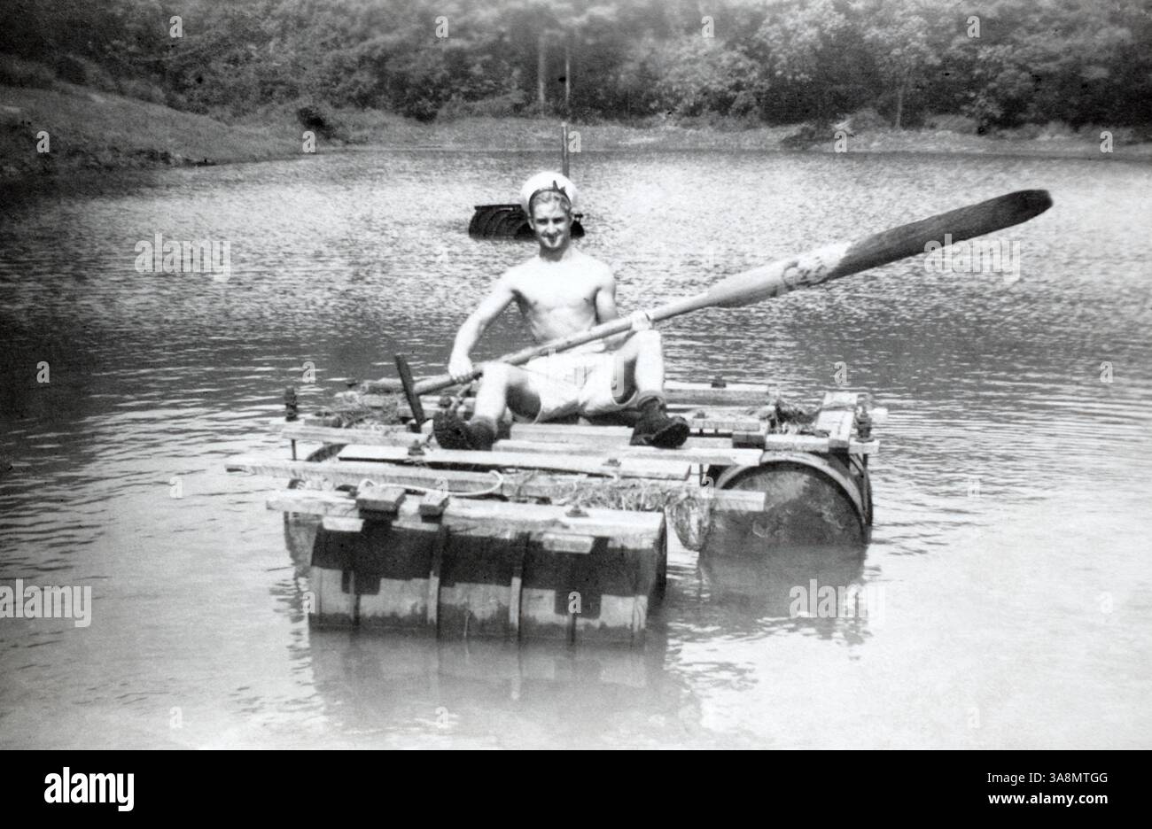 Un marin de la Royal Navy sur un radeau de fortune. Banque D'Images
