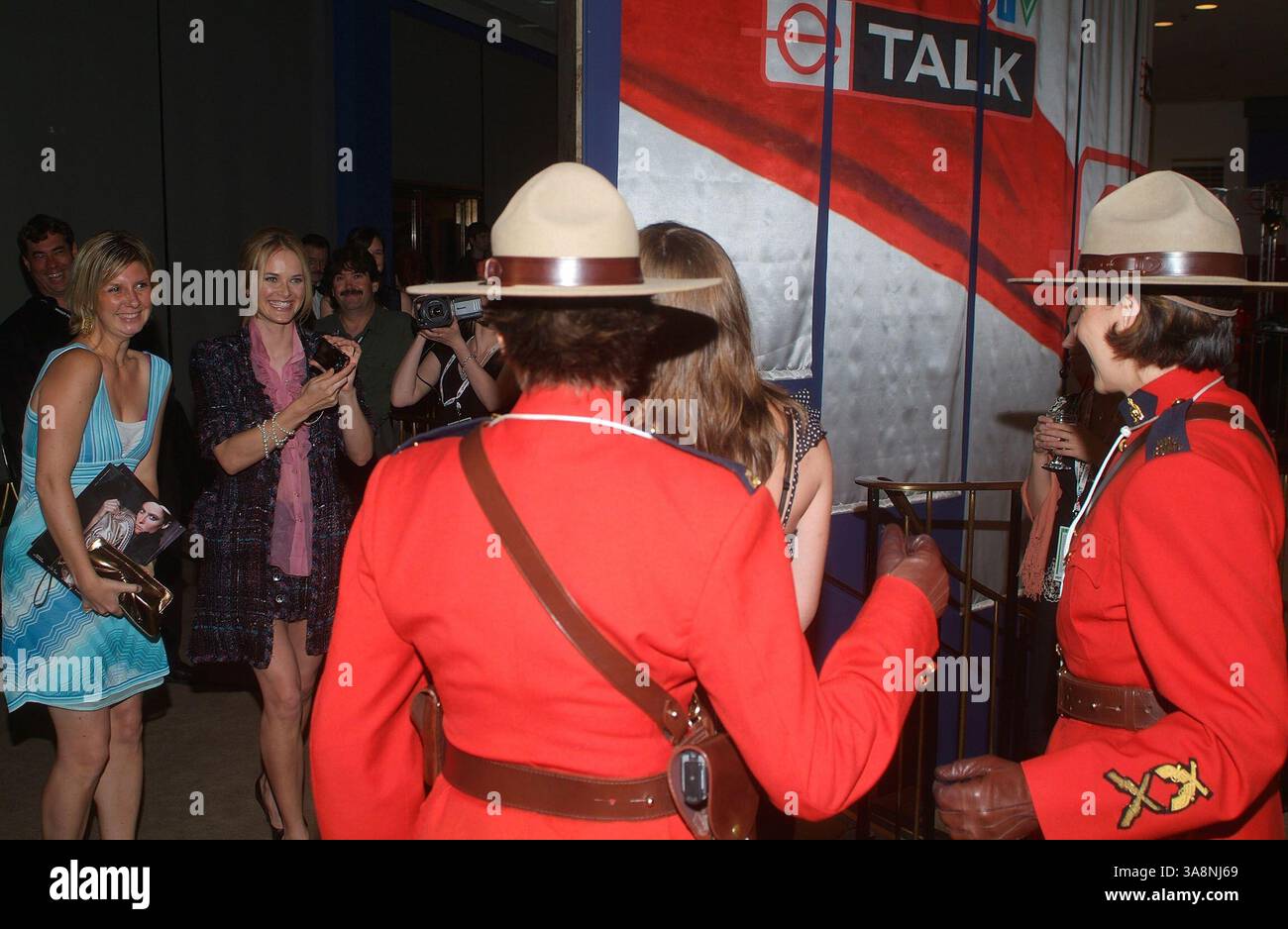11 novembre 2004 - Toronto, Ontario, États-Unis - 3 juin 2006, Toronto, Ontario, Canada. Rachel Blanchard (invitée) et ses sœurs (Georgina et Liz Blanchard) avec les membres de la GRC canadiens (Mia potentielle et April Dequanne) lors de la cérémonie d'intronisation de la marche de la renommée du Canada au Hummingbird Centre. Crédit photo : Brent Perniac/AdMedia Banque D'Images