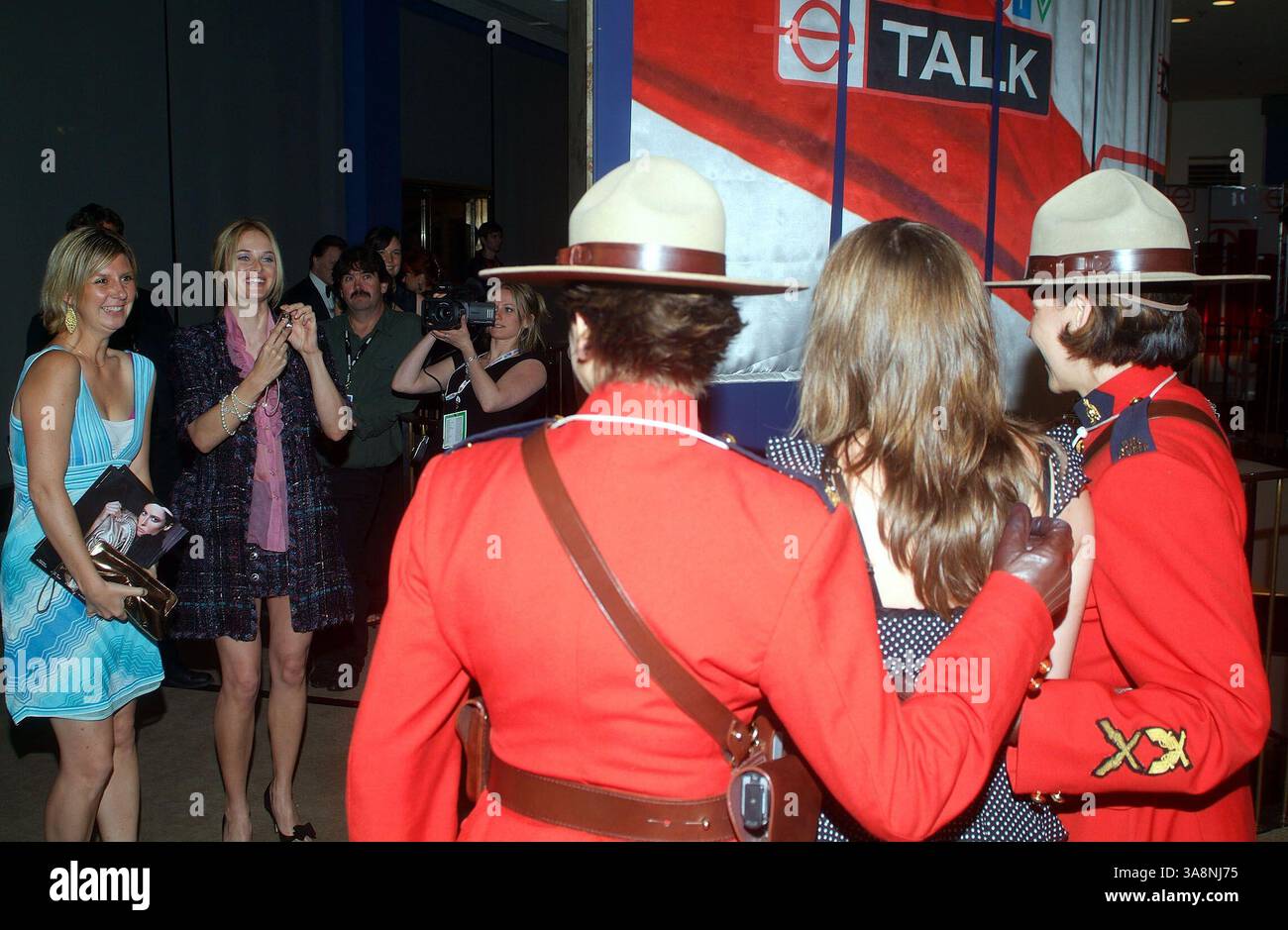 11 novembre 2004 - Toronto, Ontario, États-Unis - 3 juin 2006, Toronto, Ontario, Canada. Rachel Blanchard (invitée) et ses sœurs (Georgina et Liz Blanchard) avec les membres de la GRC canadiens (Mia potentielle et April Dequanne) lors de la cérémonie d'intronisation de la marche de la renommée du Canada au Hummingbird Centre. Crédit photo : Brent Perniac/AdMedia Banque D'Images