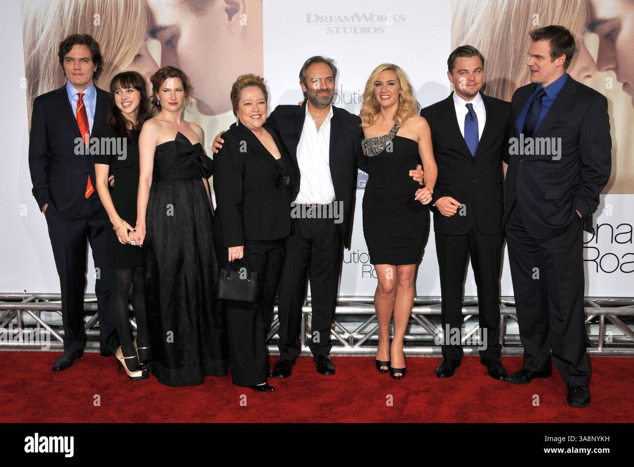15 décembre 2008 - Westwood, CA, États-Unis - 15 décembre 2008 - Westwood, CA - Michael Shannon, Zoe Kazan, Kathryn Hahn, Kathy Bates, Sam Mendes, Kate Winslet, Leonardo DiCaprio et David Harbour. ''Revolutionary Road'' première de Los Angeles au Mann's Village Theatre. Crédit photo : Byron Purvis/AdMedia Banque D'Images