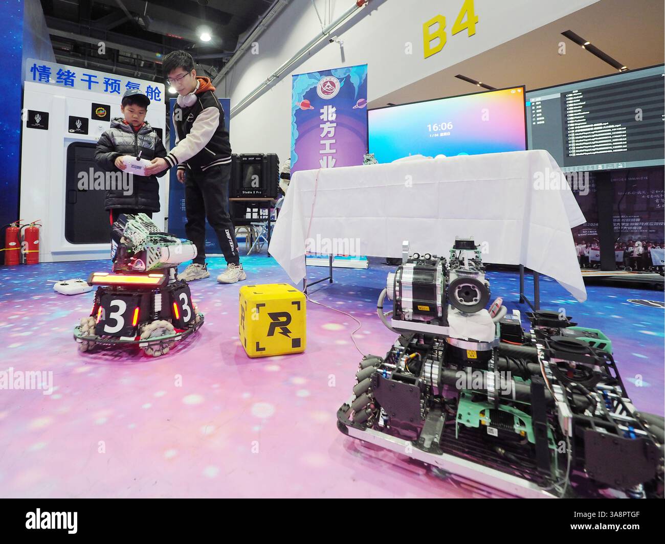 PÉKIN, CHINE - 29 MARS 2025 - Un enfant fait l'expérience de l'opération d'un robot lors du carnaval de science-fiction de Pékin 2025 à Pékin, Chine, le 29 mars 2025 Banque D'Images