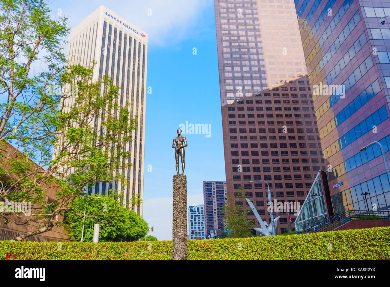 Los Angeles, Californie - 4 décembre 2024 : art public 'source figure' par Robert Graham encadré par les gratte-ciel modernes du centre-ville de Los Angeles sur un Banque D'Images