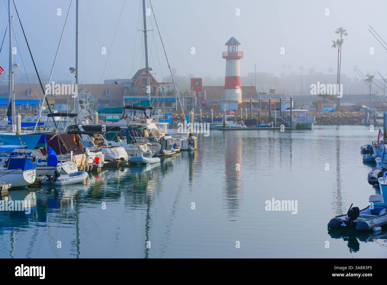 Oceanside, Californie - 3 janvier 2025 : scène tranquille d'un phare décoratif entouré de bateaux à Oceanside Harbor, Californie, capturé dans So Banque D'Images