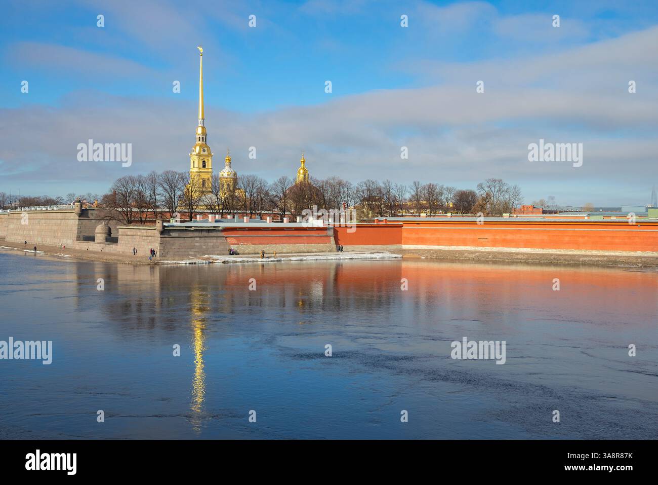 ST. PÉTERSBOURG, RUSSIE - 03 AVRIL 2022 : vue de la forteresse Pierre et Paul un matin d'avril. Centre historique de Saint-Pétersbourg Banque D'Images