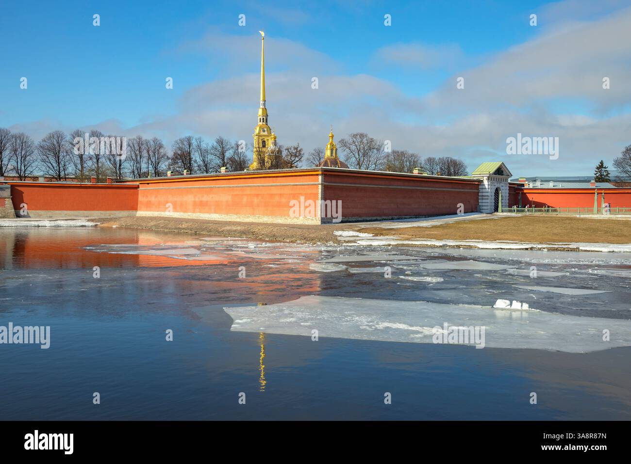 Vue sur la forteresse Pierre et Paul un jour de printemps. Centre historique de Pétersbourg, Russie Banque D'Images