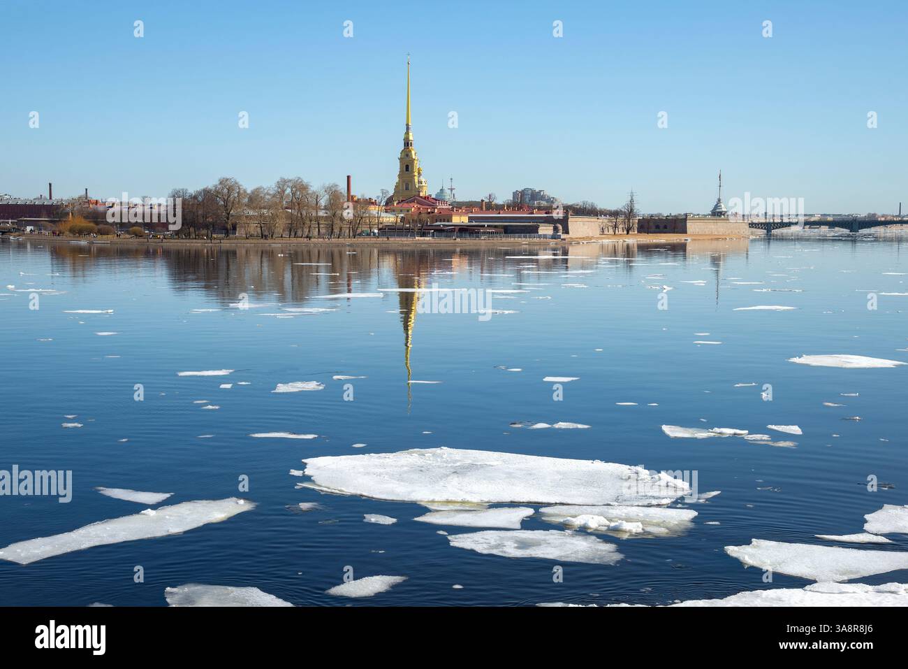 ST. PETERSBURG, RUSSIE - 03 AVRIL 2022 : dérive de glace d'avril sur la rivière Neva dans le centre historique de Pétersbourg Banque D'Images