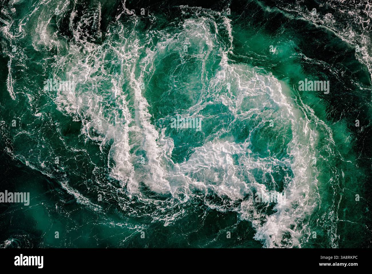Les vagues bleues de l'eau de la rivière et de la mer se rencontrent à marée haute et marée basse. Tourbillons du maelstrom de Saltstraumen, Nordland , non Banque D'Images
