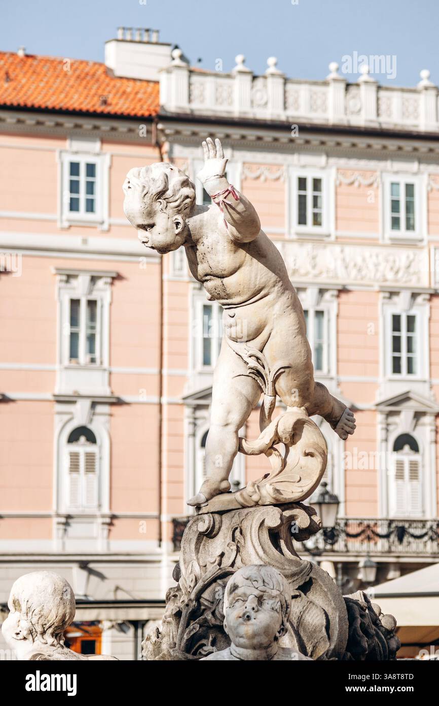 Trieste, Italie - 18 août 2024 : Fontana del Giovannin del Ponterosso, une fontaine du XVIIIe siècle avec une statue de putto, située sur la Piazza del Ponterosso Banque D'Images