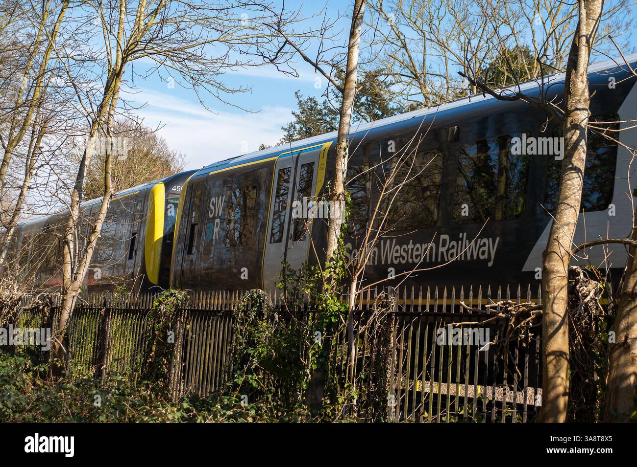 Windsor, Berkshire, Royaume-Uni. 18 mars 2025. Un train SW part de Windsor & Eton Riverside Station à Windsor pour Waterloo. C'était une belle matinée ensoleillée à Eton, Windsor, Berkshire aujourd'hui. Crédit : Maureen McLean/Alamy Banque D'Images