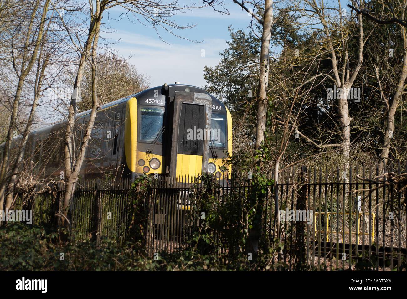 Windsor, Berkshire, Royaume-Uni. 18 mars 2025. Un train SW part de Windsor & Eton Riverside Station à Windsor pour Waterloo. C'était une belle matinée ensoleillée à Eton, Windsor, Berkshire aujourd'hui. Crédit : Maureen McLean/Alamy Banque D'Images