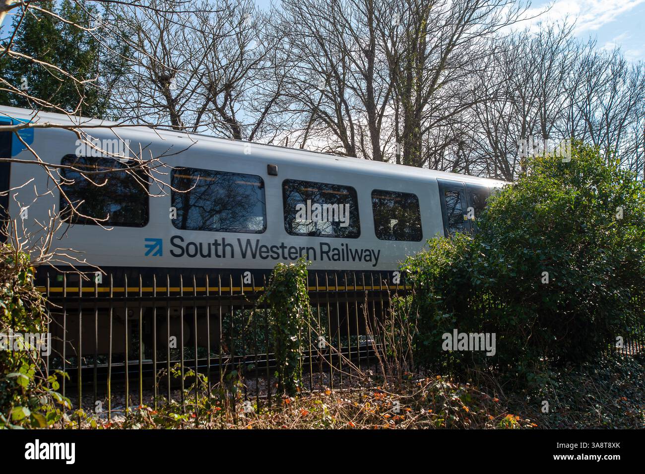Windsor, Berkshire, Royaume-Uni. 18 mars 2025. Un train SW part de Windsor & Eton Riverside Station à Windsor pour Waterloo. C'était une belle matinée ensoleillée à Eton, Windsor, Berkshire aujourd'hui. Crédit : Maureen McLean/Alamy Banque D'Images
