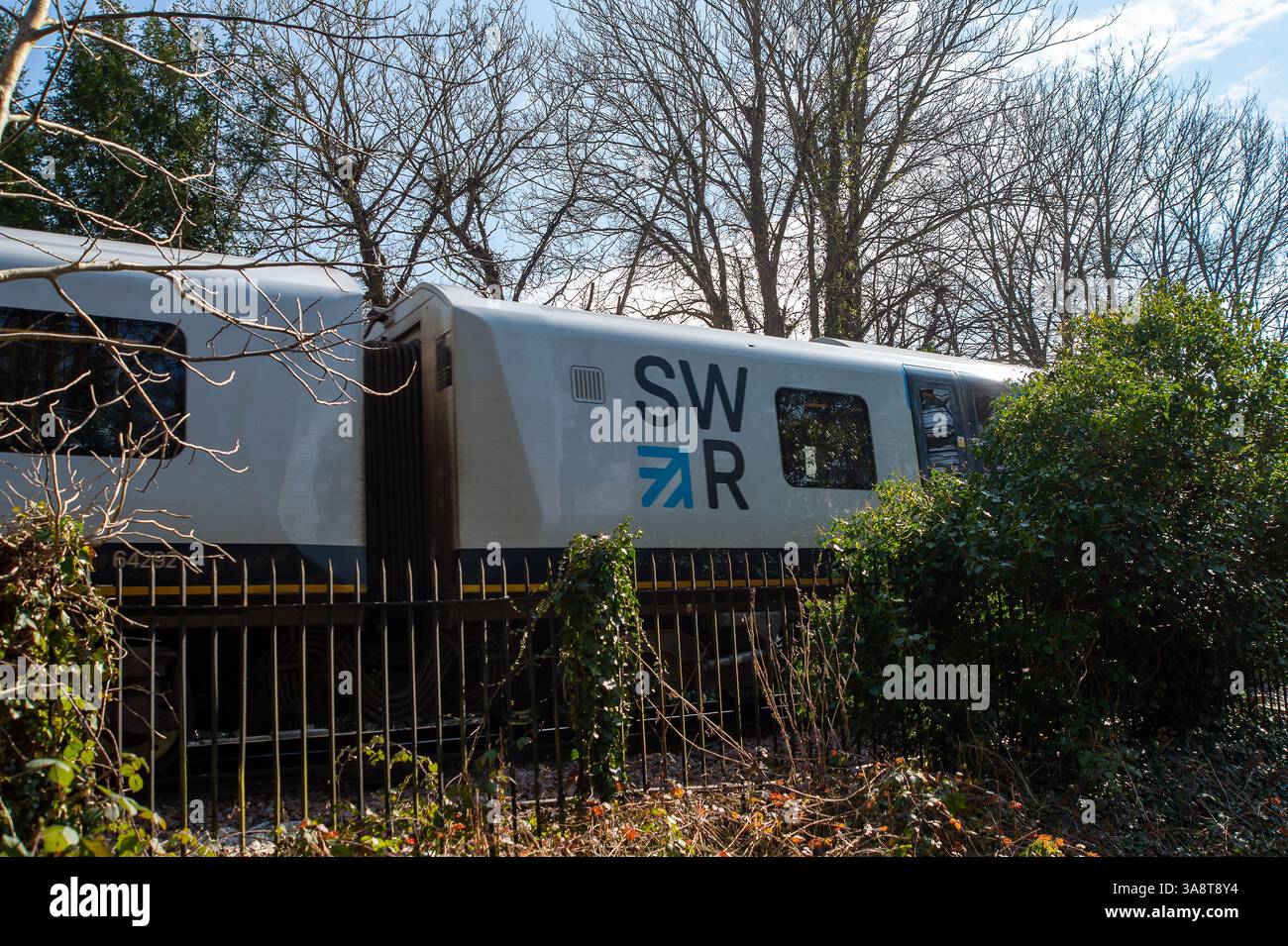 Windsor, Berkshire, Royaume-Uni. 18 mars 2025. Un train SW part de Windsor & Eton Riverside Station à Windsor pour Waterloo. C'était une belle matinée ensoleillée à Eton, Windsor, Berkshire aujourd'hui. Crédit : Maureen McLean/Alamy Banque D'Images
