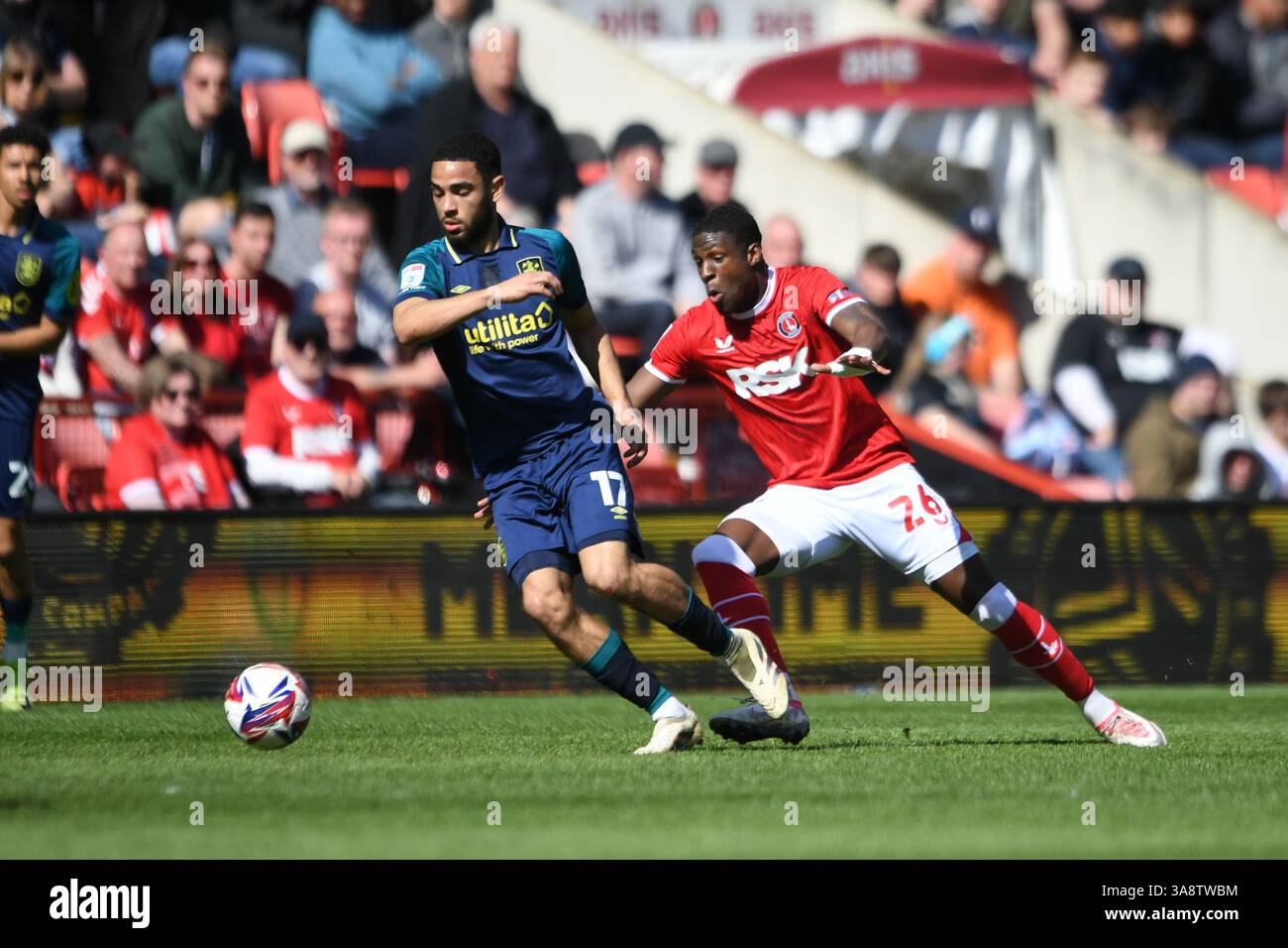 Londres, Angleterre. 29 mars 2025. Brodie Spencer et Thierry Small lors de la rencontre Sky Bet EFL League One entre Charlton Athletic et Huddersfield Town AFC à The Valley, Londres. Kyle Andrews/Alamy Live News Banque D'Images