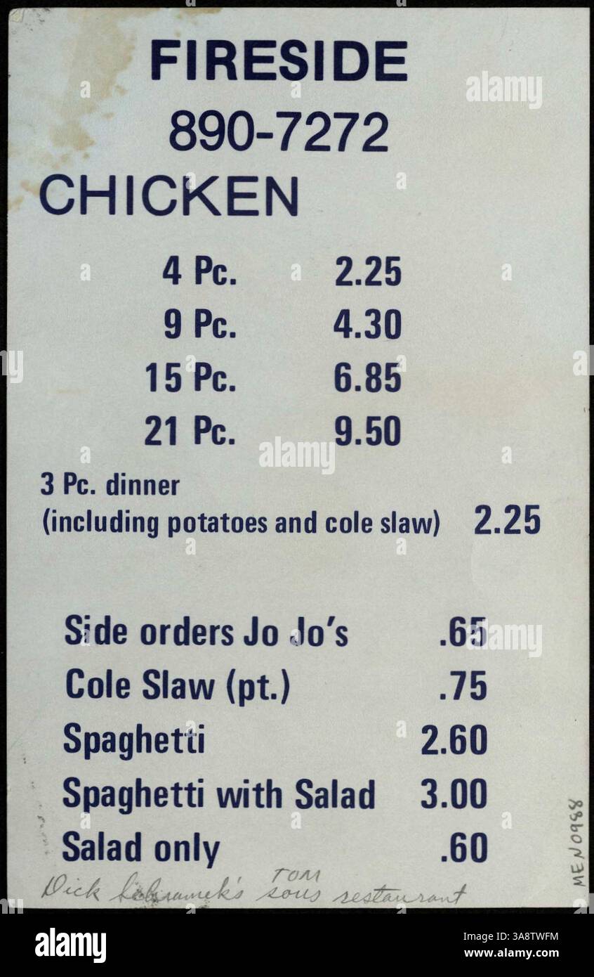 Ce menu recto verso est composé d'encre bleue sur papier bleu clair. Un côté énumère des spécialités et d'autres pizzas avec des ingrédients ajoutés, tandis que l'autre côté fournit les prix pour le poulet, les dîners de poulet, les accompagnements et les spaghettis. Le restaurant appartient au fils de Dick Lebramek, Tom, comme indiqué au crayon. Banque D'Images