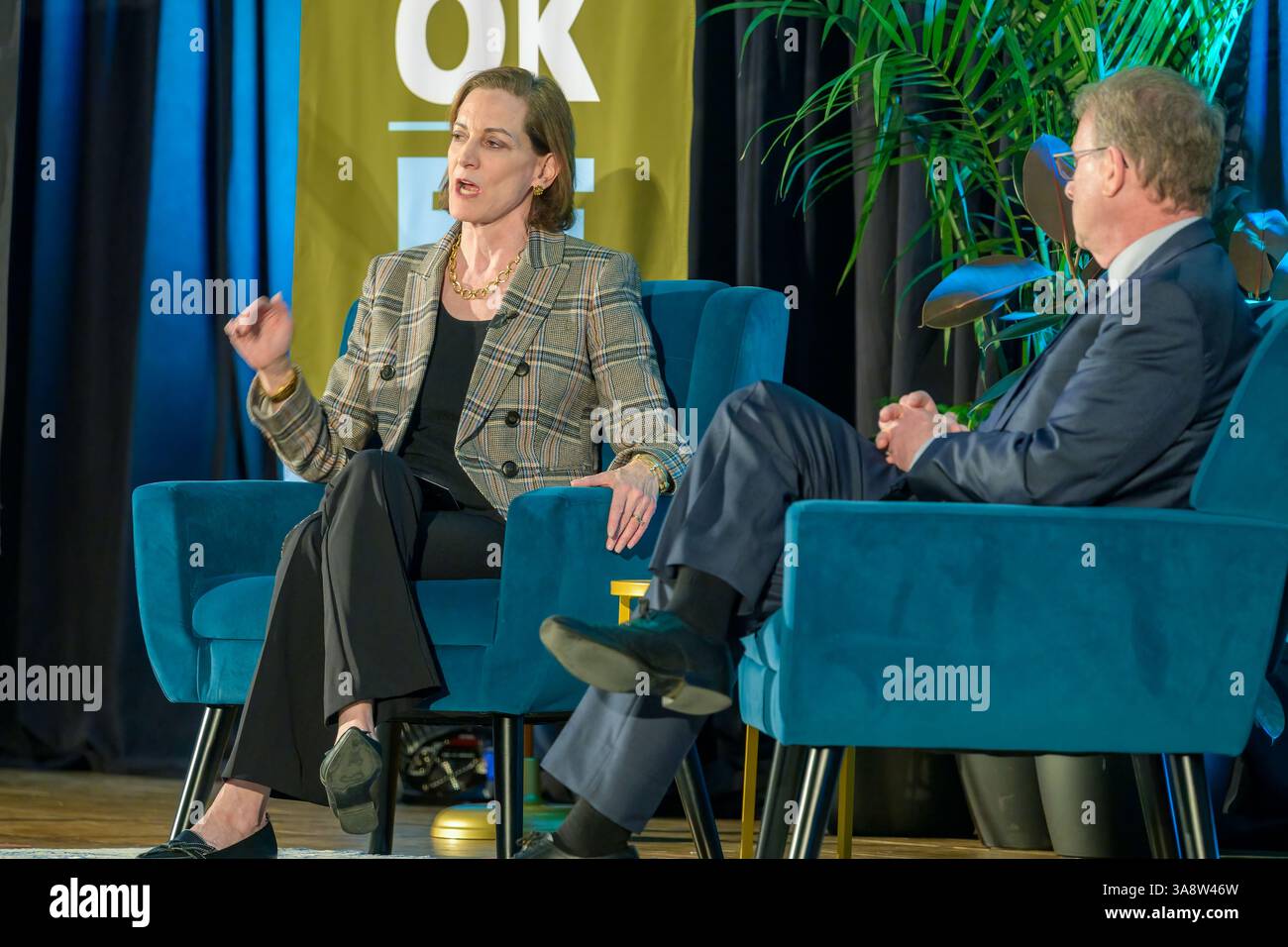 NEW ORLEANS, LOUISIANE, États-Unis - 27 MARS 2025 : Anne Applebaum, journaliste de The Atlantic Magazine, interviewe Jeffrey Goldberg, rédacteur en chef au New Orleans Book Festival à l'Université de Tulane, alors qu'ils discutent de l'incident du chat du groupe signal Banque D'Images