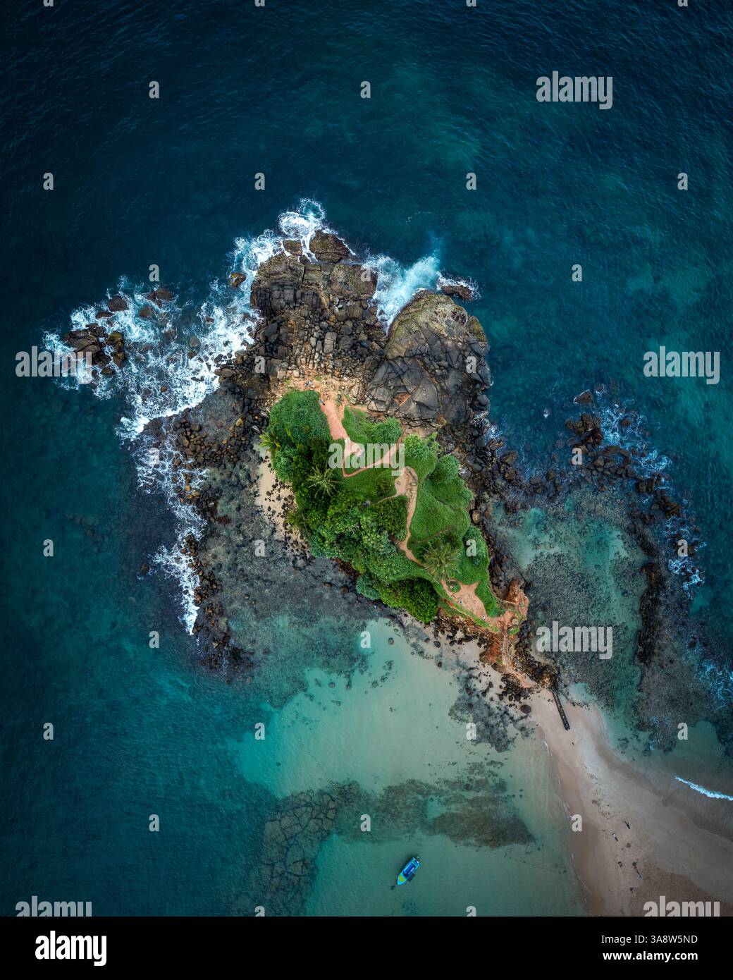 Mirissa sable Parrot Rock île point de repère photo aérienne avec une belle baie dans le district de Matara au Sri Lanka. Les pays asiatiques exotiques et autour de la wor Banque D'Images