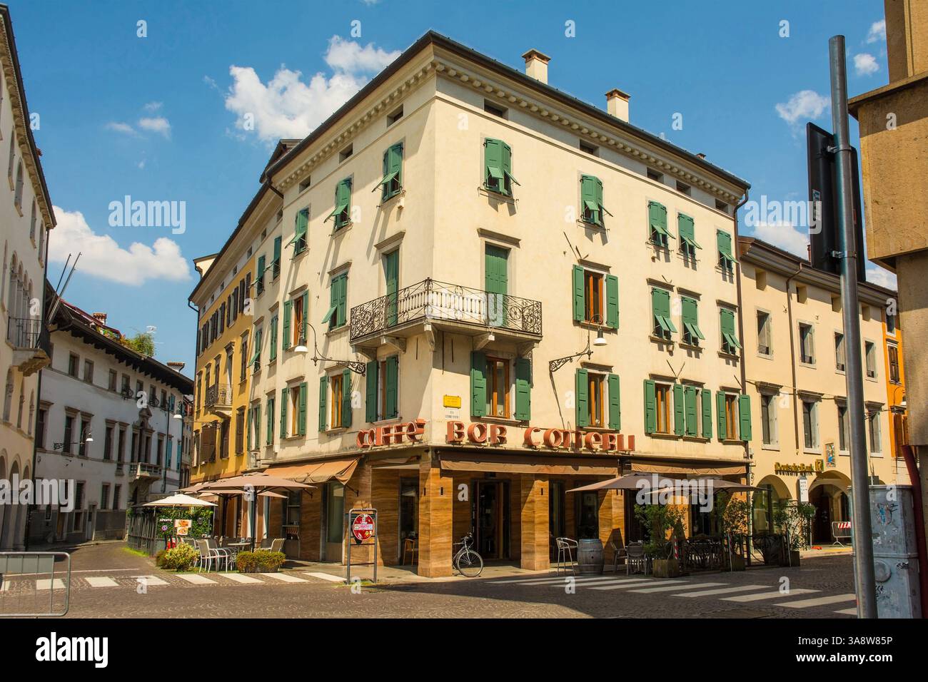 Udine, Italie - 9 juillet 2024. Café historique sur la via Vittorio Veneto, centre d'Udine. Fin du XIXe siècle - début du XXe siècle fin du néoclassique - début de la liberté Art Nouveau Banque D'Images